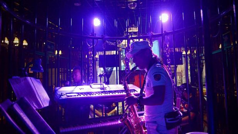 Chủ qu&aacute;n thu&ecirc; cả nhạc c&ocirc;ng v&agrave; ca sĩ chơi nhạc phục vụ thực kh&aacute;ch tại qu&aacute;n