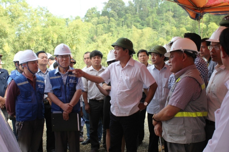 Bộ trưởng Đinh La Thăng đang kiểm tra tiến độ thi c&ocirc;ng dự &aacute;n mở rộng tuyến QL 217 qua huyện miền n&uacute;i Quan Sơn (Thanh H&oacute;a)