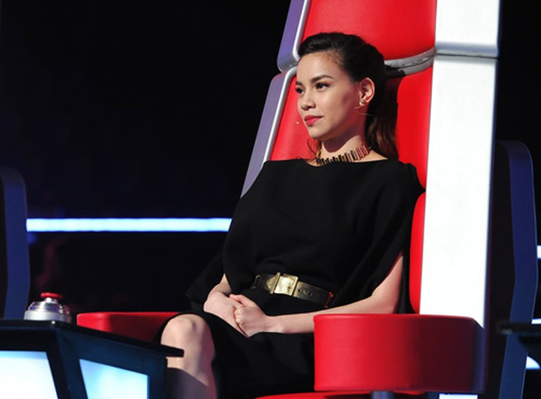 Trong chương tr&igrave;nh The Voice 2013, H&agrave; Hồ cũng vướng phải nhiều scandal như mặc d&ugrave; &iacute;t tuổi hơn nhưng H&agrave; Hồ đ&atilde; gọi Anh Thu&yacute; l&agrave; em hay bị diva Thanh Lam nghi ngờ năng lực đ&agrave;o tạo th&iacute; sinh.