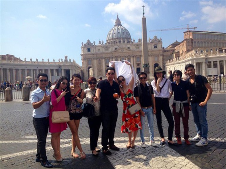 Đối mặt với tin đồn n&agrave;y nữ ca sĩ đ&atilde; chọn c&aacute;ch im lặng. Trong khi đ&oacute;, Cường đ&ocirc;-la thường xuy&ecirc;n c&oacute; những h&agrave;nh động b&agrave;y tỏ t&igrave;nh cảm đến vợ. Sự thờ ơ của Hồ Ngọc H&agrave; c&agrave;ng khiến dư luận t&ograve; m&ograve;. Thế nhưng, chuyến hội ngộ giữa trời T&acirc;y của cặp đ&ocirc;i với những khoảnh khắc b&ecirc;n nhau đ&atilde; nhanh ch&oacute;ng xoa dịu dư luận, d&ugrave; tin đồn về sự rạn nứt vẫn c&ograve;n &acirc;m ỉ.