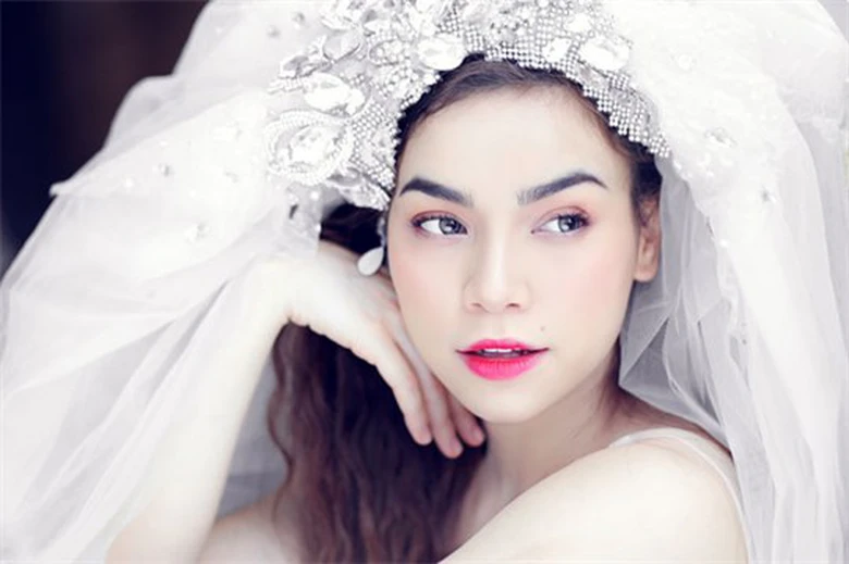 S&oacute;ng gi&oacute; nối tiếp s&oacute;ng gi&oacute;. C&ugrave;ng trong thời điểm ấy, đ&aacute;m cưới năm 16 tuổi của Hồ Ngọc H&agrave; bị phanh phui một lần nữa g&acirc;y r&uacute;ng động. 