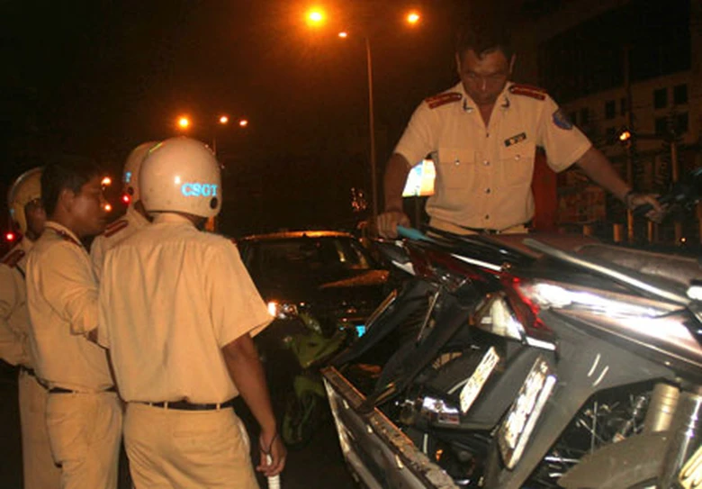 CSGT TP Pleiku bắt nhiều xe đua tr&aacute;i ph&eacute;p độ chế g&acirc;y n&aacute;o loạn phố n&uacute;i