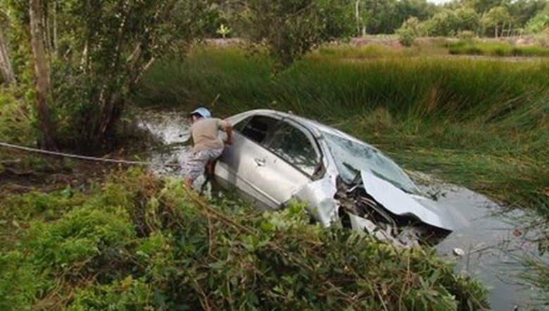 Hiện trường vụ tai nạn giao th&ocirc;ng ở Long An khiến 4 người tử vong tại chỗ. Ảnh theo Tuổi trẻ