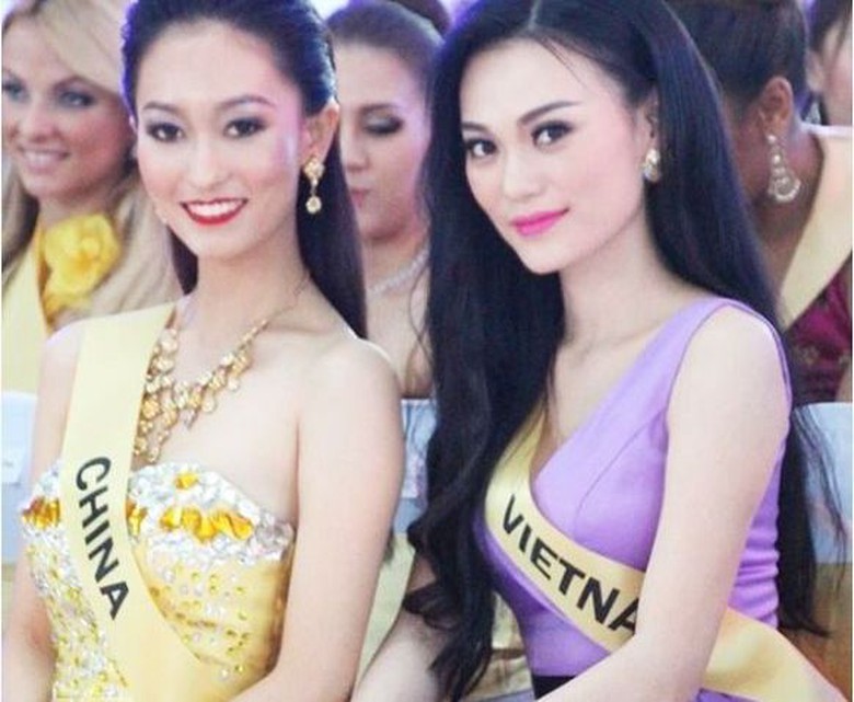 Ng&agrave;i thị trưởng th&agrave;nh phố Milpitas (Mayor of Milpitas - Jose Esteves) trao tặng giải thưởng Hoa hậu cho Huỳnh Thu&yacute; Anh