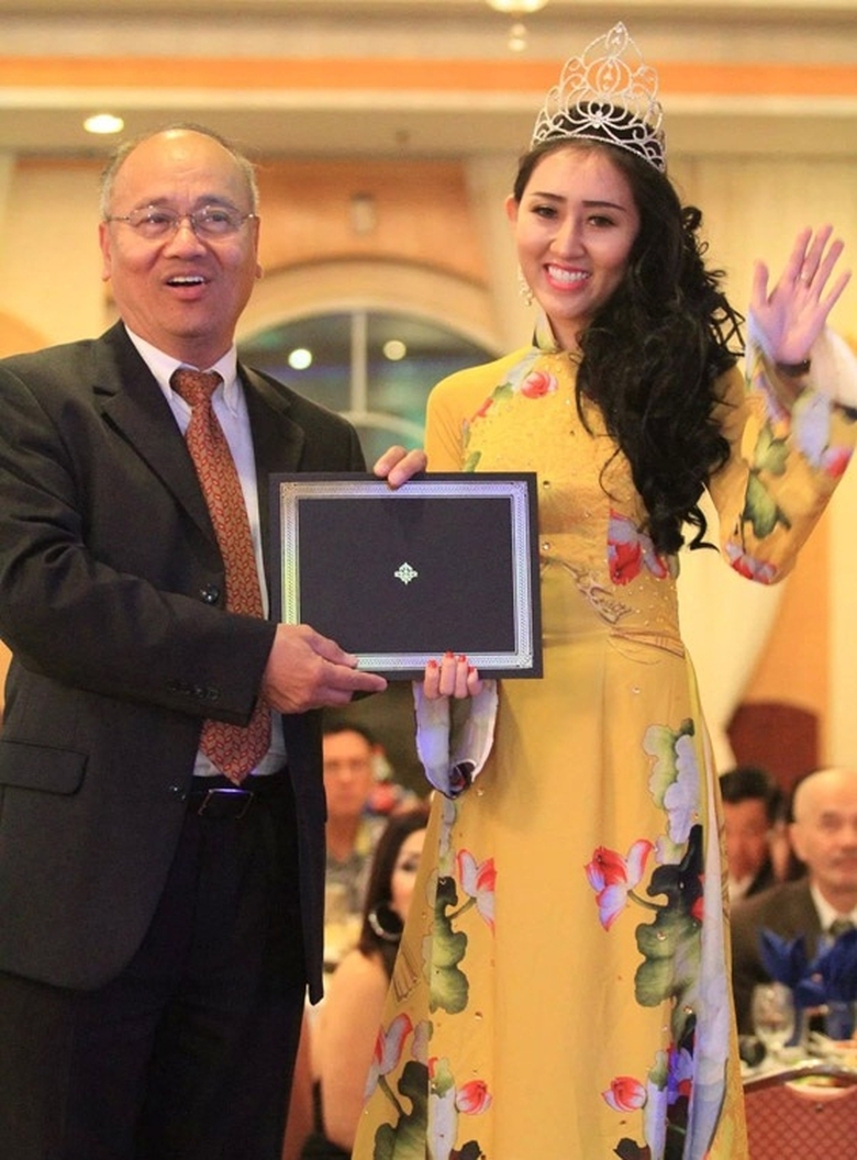Ng&agrave;i thị trưởng th&agrave;nh phố Milpitas (Mayor of Milpitas - Jose Esteves) trao tặng giải thưởng Hoa hậu cho Huỳnh Thu&yacute; Anh