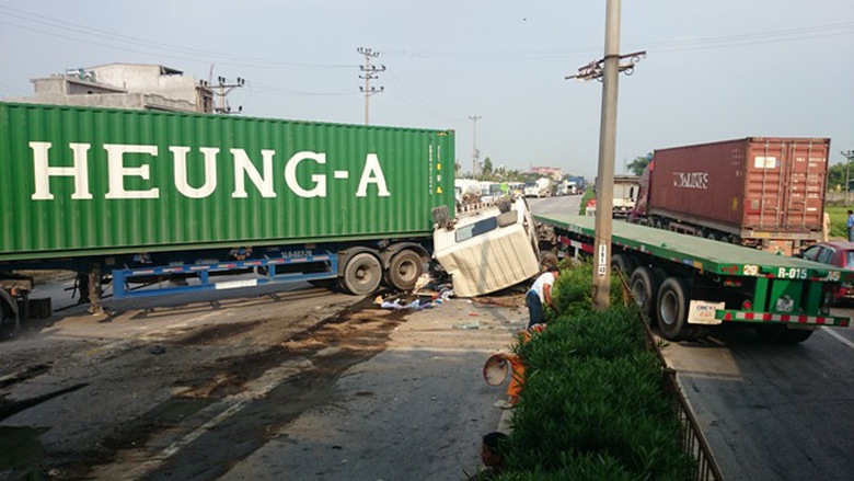 2 xe container đ&acirc;m nhau khiến Ql 5 &ugrave;n tắc 