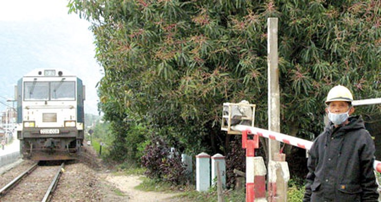 &Ocirc;ng Nguyễn Văn Ca nhiều năm tự nguyện canh g&aacute;c chắn đường ngang d&acirc;n sinh