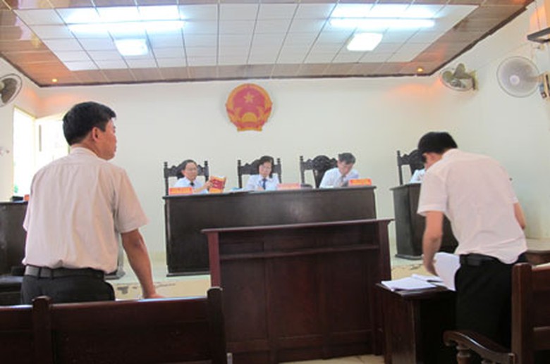 Đại diện UBND tỉnh Bắc Giang (tr&aacute;i) v&agrave; luật sư của nguy&ecirc;n đơn tranh luận tại t&ograve;a