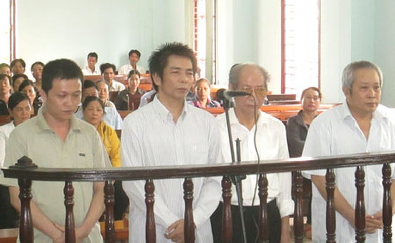 C&aacute;c bị c&aacute;o nghe tuy&ecirc;n &aacute;n