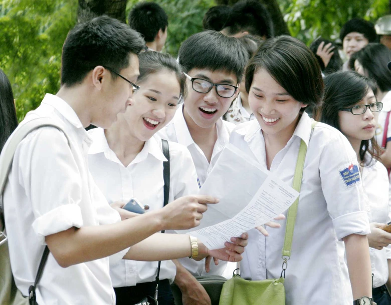 Học sinh thở ph&agrave;o khi được biết việc x&eacute;t tuyển ĐH, CĐ năm 2015 kh&ocirc;ng qu&aacute; nhiều x&aacute;o trộn