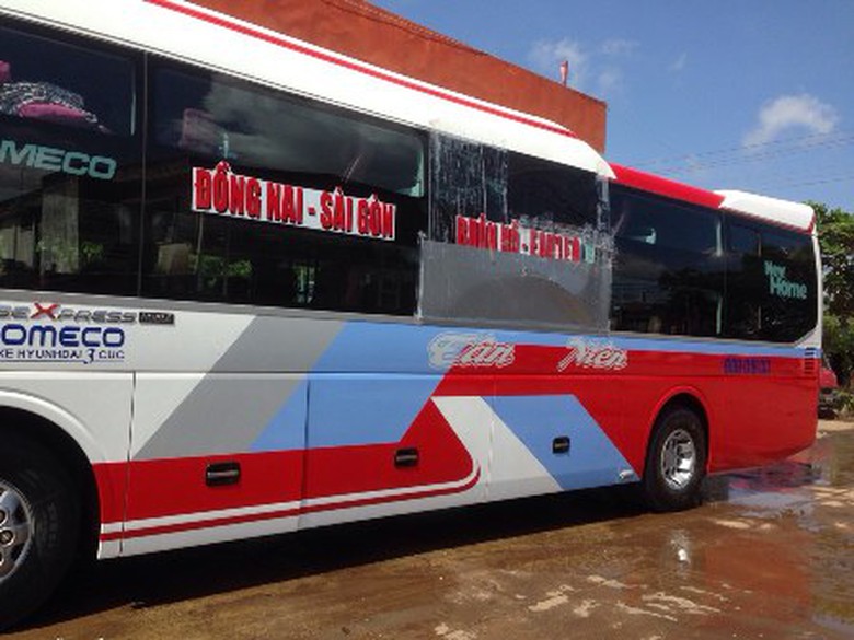 Nh&agrave; xe T&acirc;n Ni&ecirc;n bị n&eacute;m đ&aacute; li&ecirc;n tiếp trong 3 ng&agrave;y nay