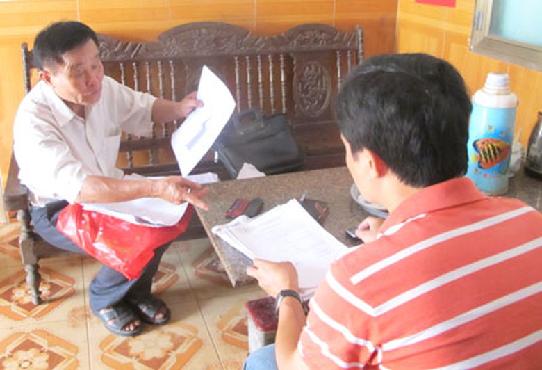 &Ocirc;ng Giới cung cấp cho PV những t&agrave;i liệu chứng minh việc đ&ograve;i đất của gia đ&igrave;nh m&igrave;nh l&agrave; ch&iacute;nh đ&aacute;ng