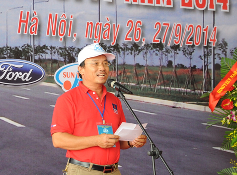 Th&iacute; sinh tr&igrave;nh b&agrave;y phần thi ứng xử