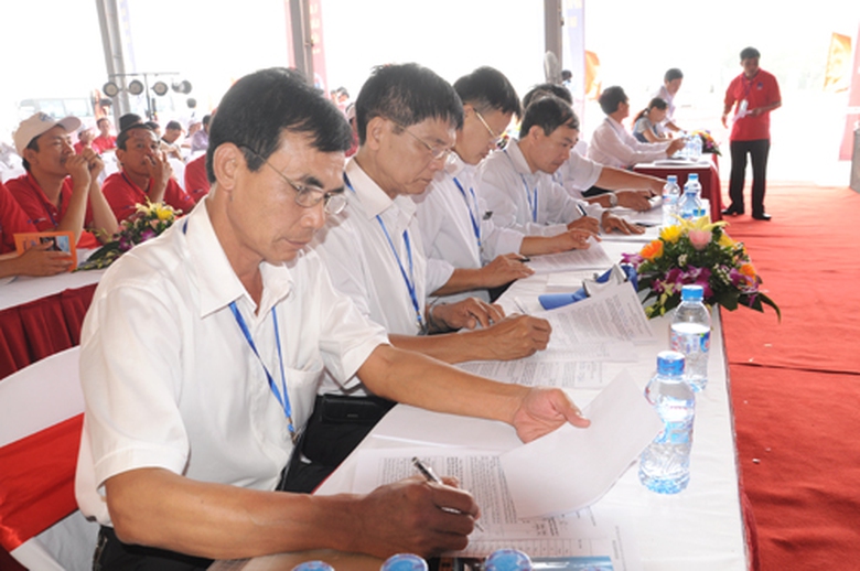 Ban Gi&aacute;m khảo chấm phần thi ứng xử