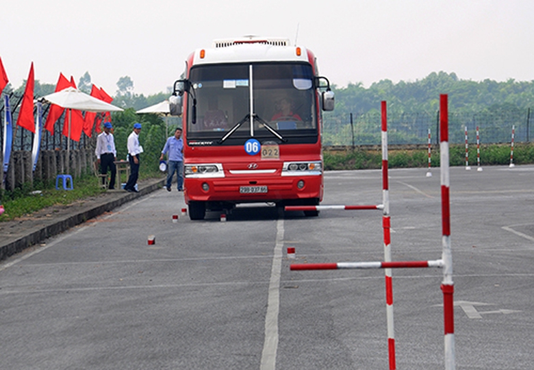 Th&iacute; sinh chuẩn bị v&agrave;o phần thi qua hầm