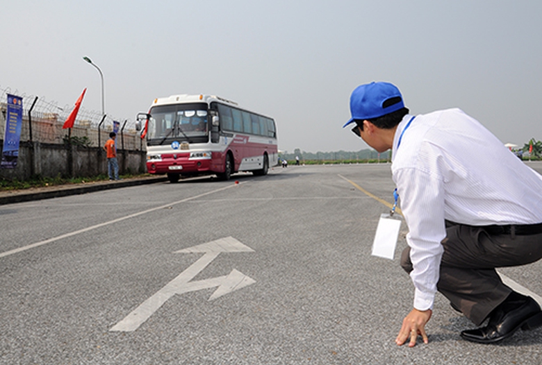 Th&iacute; sinh l&aacute;i xe v&agrave;o phần đi v&agrave;o v&ograve;ng đinh