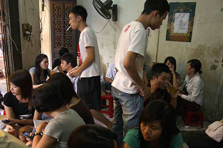 Nhiều người đang bị ảnh hưởng bởi việc h&uacute;t thuốc l&aacute; nơi c&ocirc;ng cộng - Ảnh: L&atilde; Anh