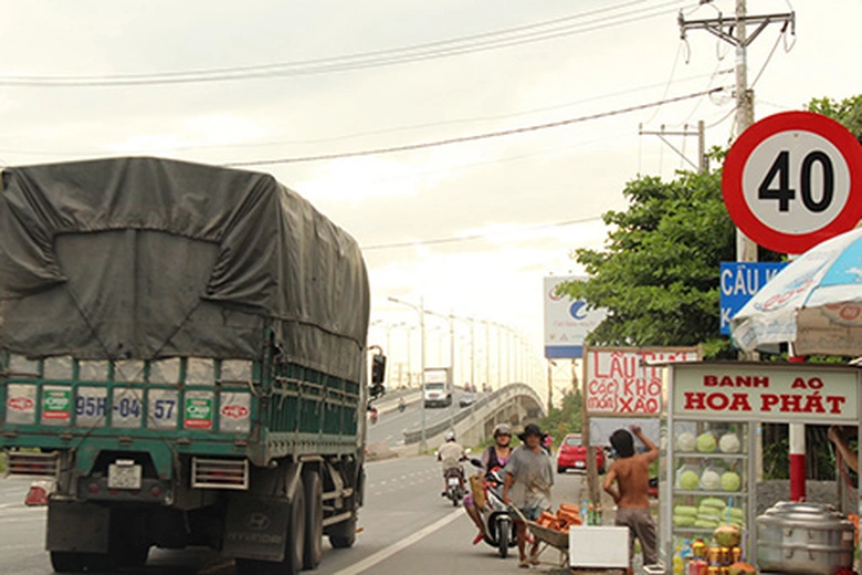  Biển hạn chế 40 km/h chụp tại QL1A x&atilde; Long Hưng, huyện Ch&acirc;u Th&agrave;nh, Tiền Giang g&acirc;y nhiều ức chế cho t&agrave;i xế khi tốc độ đang 80 km/h th&igrave; đột ngột xuống c&ograve;n 40 km/h