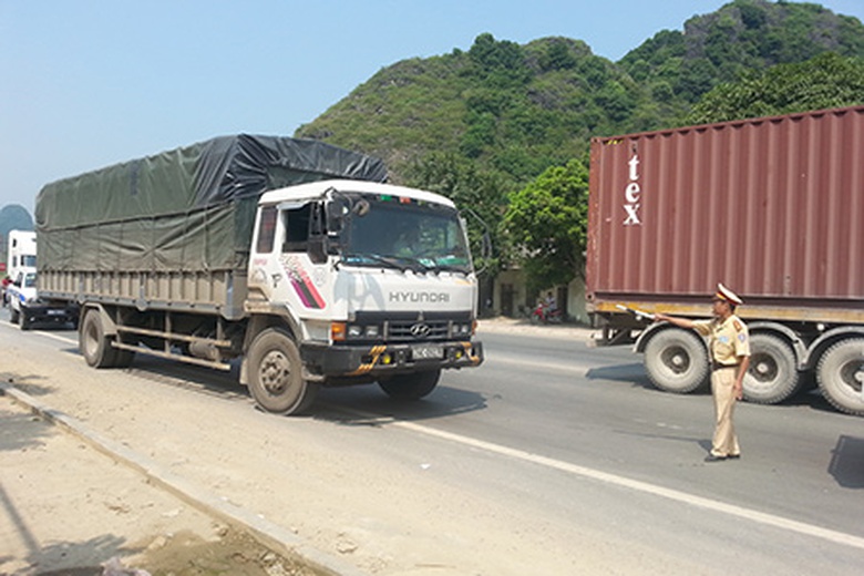 CSGT chặn chiếc xe tải chạy từ Thanh H&oacute;a sang Ninh B&igrave;nh - Ảnh: Kh&aacute;nh H&agrave;