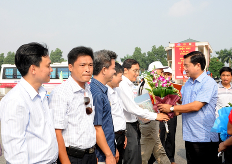 Bộ trưởng Đinh La Thăng tặng hoa, biểu dương c&aacute;c t&agrave;i xế giỏi, c&oacute; h&agrave;ng trăm km an to&agrave;n