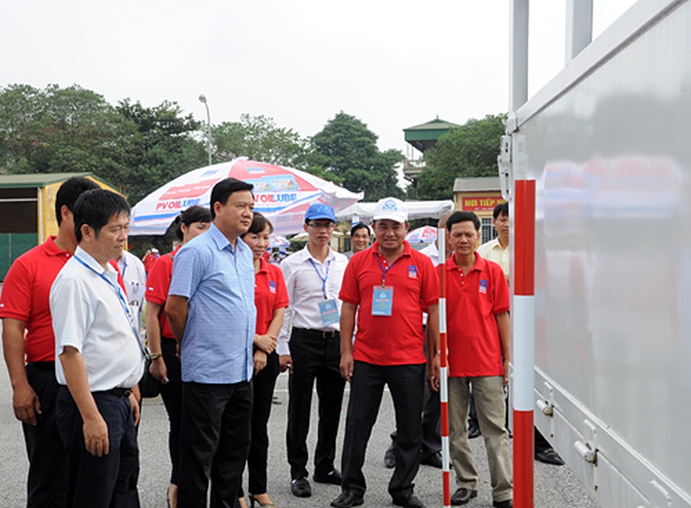 Bộ trưởng Đinh La Thăng tới chứng kiến c&aacute;c t&agrave;i xế đua t&agrave;i trong Hội thi l&aacute;i xe giỏi, an to&agrave;n to&agrave;n ng&agrave;nh năm 2014
