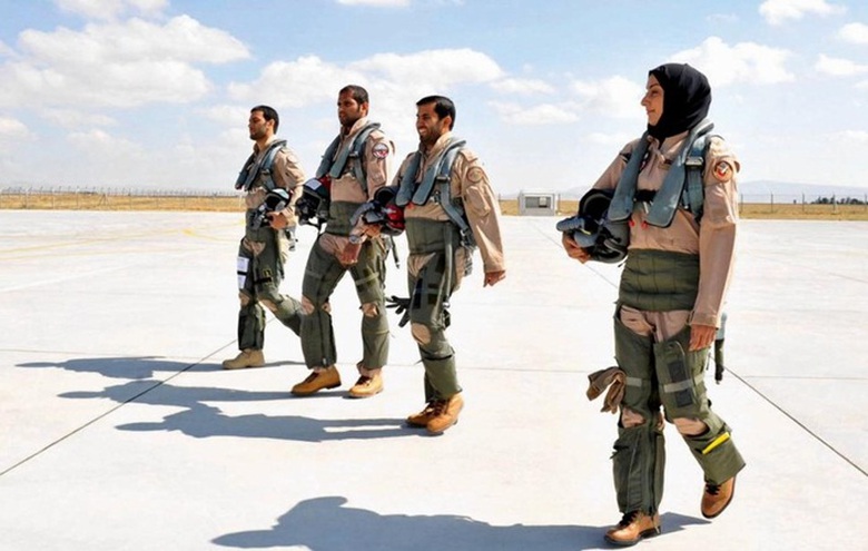 Nữ phi c&ocirc;ng c&ugrave;ng c&aacute;c chiến hữu trở về sau khi tham gia kh&ocirc;ng k&iacute;ch IS