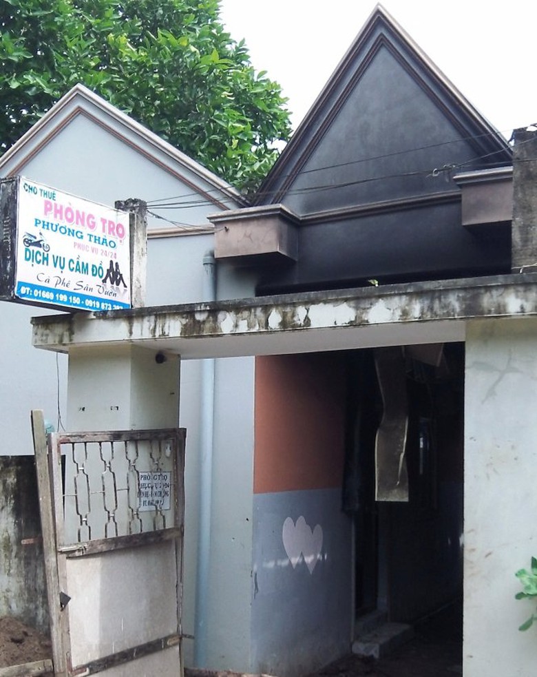 D&atilde;y nh&agrave; trọ liền kề với nh&agrave; để xe cầm đồ cũng bị ch&aacute;y - Ảnh: Sơn B&igrave;nh