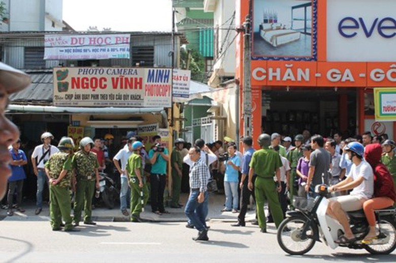 Lực lượng c&ocirc;ng an phong toả hiện trưởng (Ảnh: Tiền Phong)