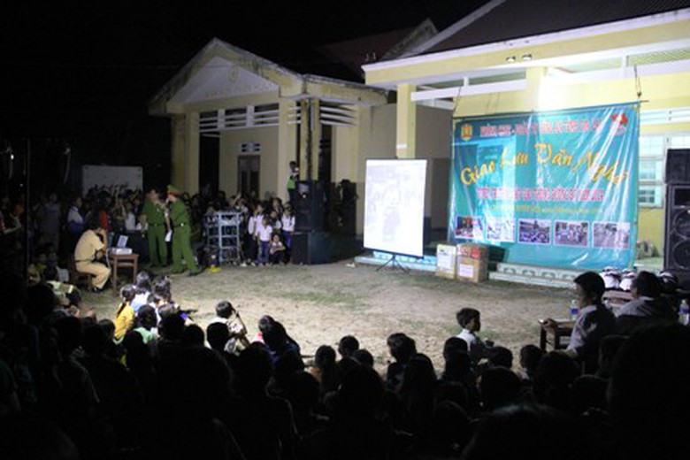 H&agrave;ng ngh&igrave;n người d&acirc;n tập trung ở nh&agrave; cộng đồng của x&atilde; Ia Ma Rơn (Ia Pa) để nghe tuy&ecirc;n truyền về luật giao th&ocirc;ng