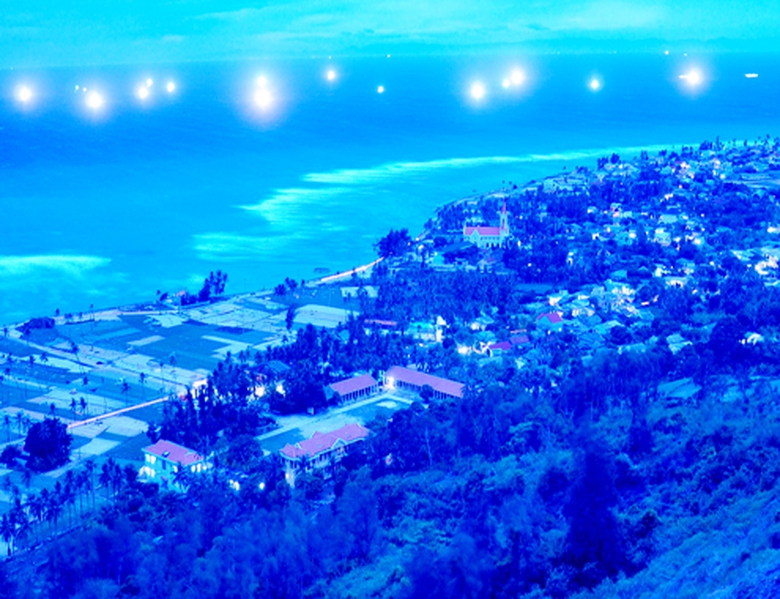 Huyện đảo L&yacute; Sơn bừng s&aacute;ng với điện lưới quốc gia. Ảnh: Tr&iacute; T&iacute;n.