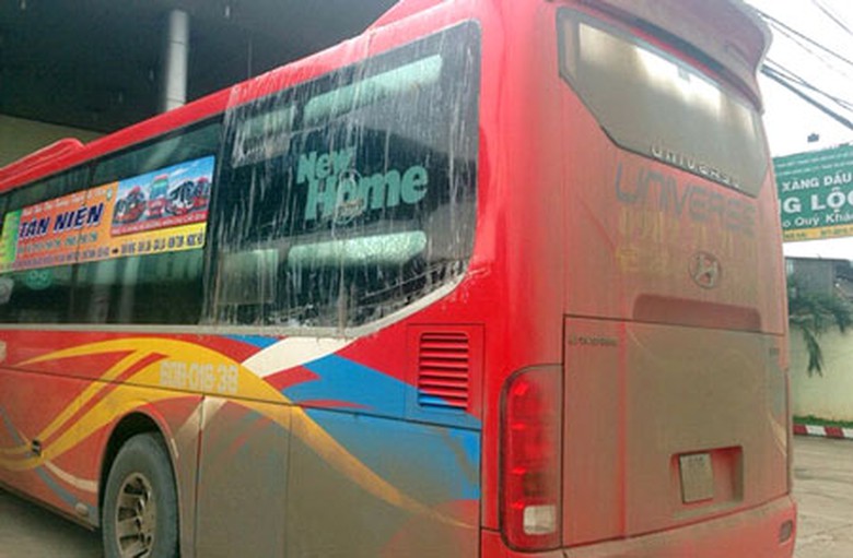 Xe của C&ocirc;ng ty TNHH T&acirc;n Ni&ecirc;n bị n&eacute;m đ&aacute; vỡ k&iacute;nh, phải d&ugrave;ng băng keo d&aacute;n tạm để chạy tiếp 