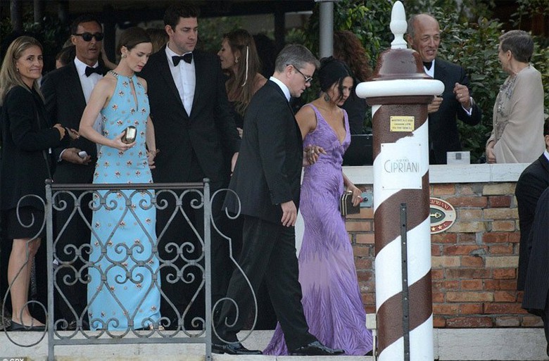 90 kh&aacute;ch mời tới dự đ&aacute;m cưới George đa phần l&agrave; những ng&ocirc;i sao hạng A Hollywood như Matt Damon, Emily Blunt, Cindy Craword, Bono...