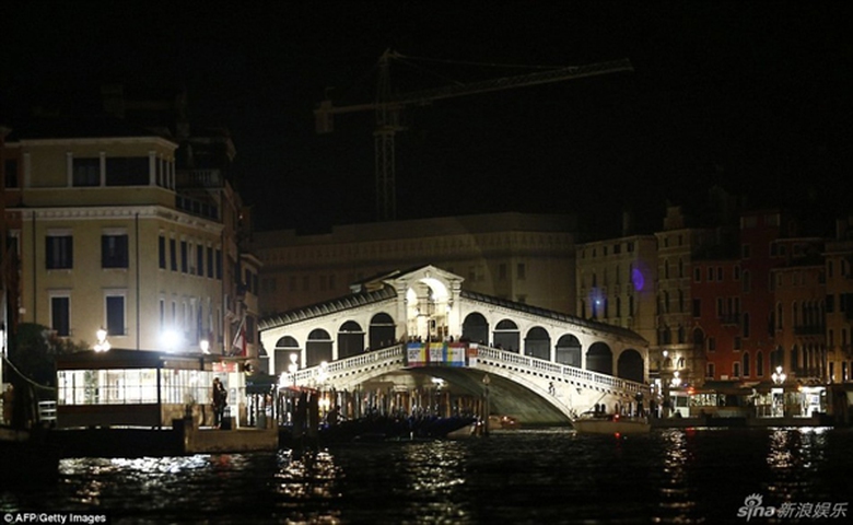 Quang cảnh lung linh của địa điểm ổ chức h&ocirc;n lễ v&agrave;o buổi tối