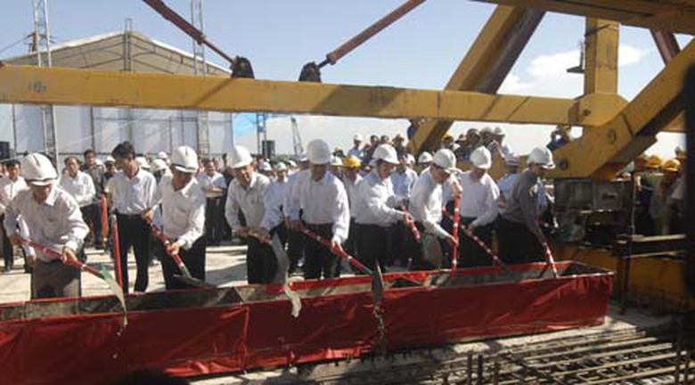 Thủ tướng Nguyễn Tấn Dũng c&ugrave;ng l&atilde;nh đạo c&aacute;c bộ, ng&agrave;nh Trung ương v&agrave; tỉnh Quảng Nam tiến h&agrave;nh nghi thức hợp long cầu Cửa Đại.