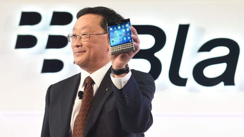 CEO John Chen của BlackBerry đ&atilde; &ldquo;tranh thủ&rdquo; chọc ngo&aacute;y Apple v&agrave;o ng&agrave;y 25/9 trong buổi ra mắt thiết bị smartphone mới nhất của c&ocirc;ng ty c&oacute; t&ecirc;n Passport: &ldquo;T&ocirc;i đố c&aacute;c bạn bẻ cong được Passport đấy&rdquo;.