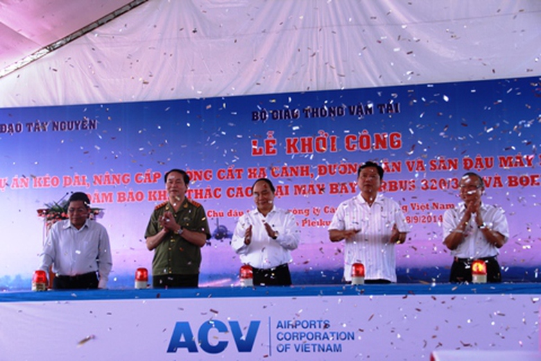 Bấm n&uacute;t khởi c&ocirc;ng n&acirc;ng cấp s&acirc;n bay