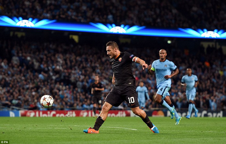 Totti gi&uacute;p Roma gi&agrave;nh được 1 điểm tr&ecirc;n s&acirc;n kh&aacute;ch