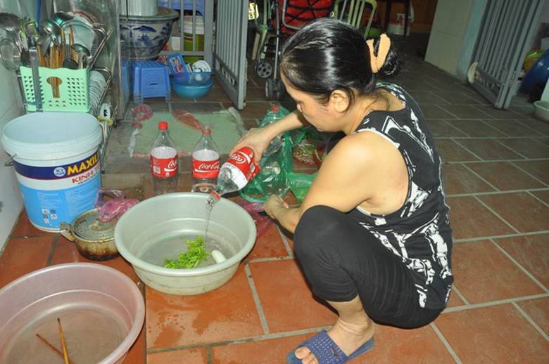 Những hộ d&acirc;n phải dự trữ nước tr ... lọ khi bị mất nước đột ngột