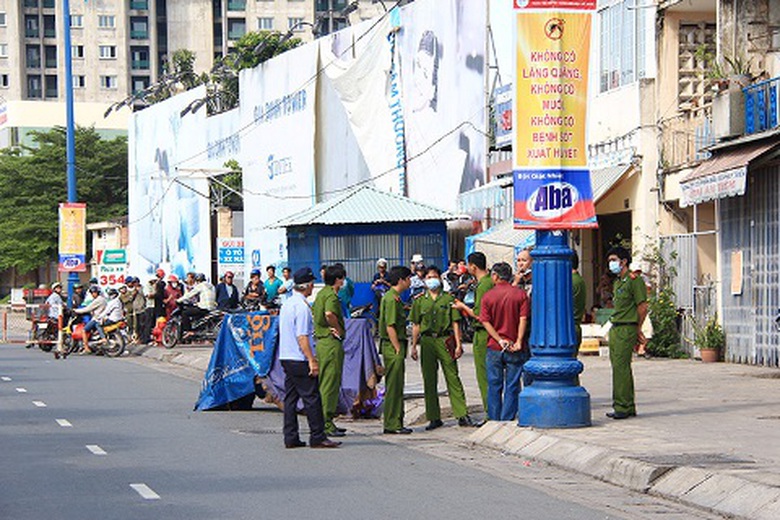 Cơ quan c&ocirc;ng an kh&aacute;m nghiệm hiện trường, nơi c&oacute; 2 bao tải chứa thi thể 