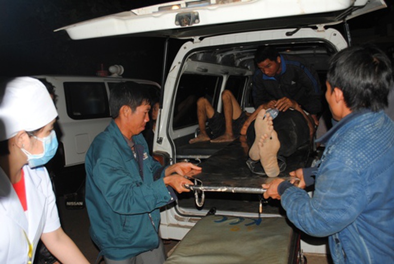 Nhanh ch&oacute;ng đưa người bị thương v&agrave;o viện