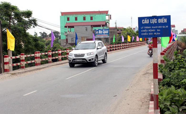 Cầu Lực Điền tr&ecirc;n QL39 qua Hưng Y&ecirc;n l&agrave; một trong số 70 c&acirc;y cầu yếu nằm trong Dự &aacute;n t&iacute;n dụng ng&agrave;nh GTVT cải tạo mạng lưới đường bộ quốc gia, giai đoạn 2