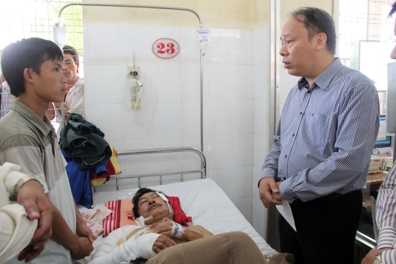 Đại diện Ủy ban ATGT quốc gia thăm hỏi, hỗ trợ c&aacute;c nạn nh&acirc;n (Ảnh: Tuổi trẻ)