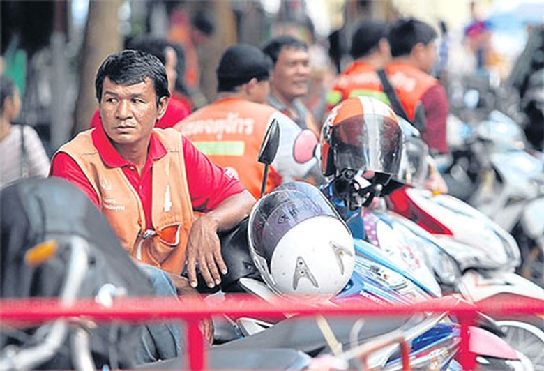 L&aacute;i xe &ocirc;m đang chờ kh&aacute;ch gần chợ Chatuchak tại Bangkok