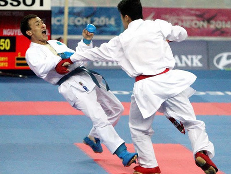 Thanh Duy (đai đỏ) chơi &aacute;p đảo trong trận tranh HCĐ. (Ảnh TTVH)