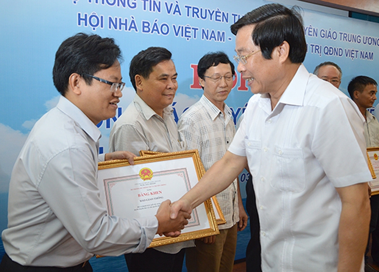 Bộ trưởng Bộ Th&ocirc;ng tin Truyền th&ocirc;ng Nguyễn Bắc Son trao Bằng khen cho B&aacute;o Giao th&ocirc;ng