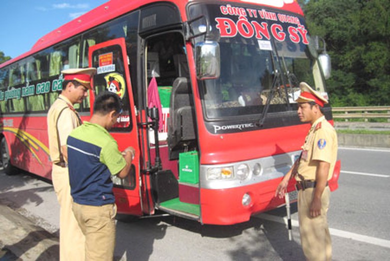 CSGT kiểm tra xe kh&aacute;ch tr&ecirc;n QL1