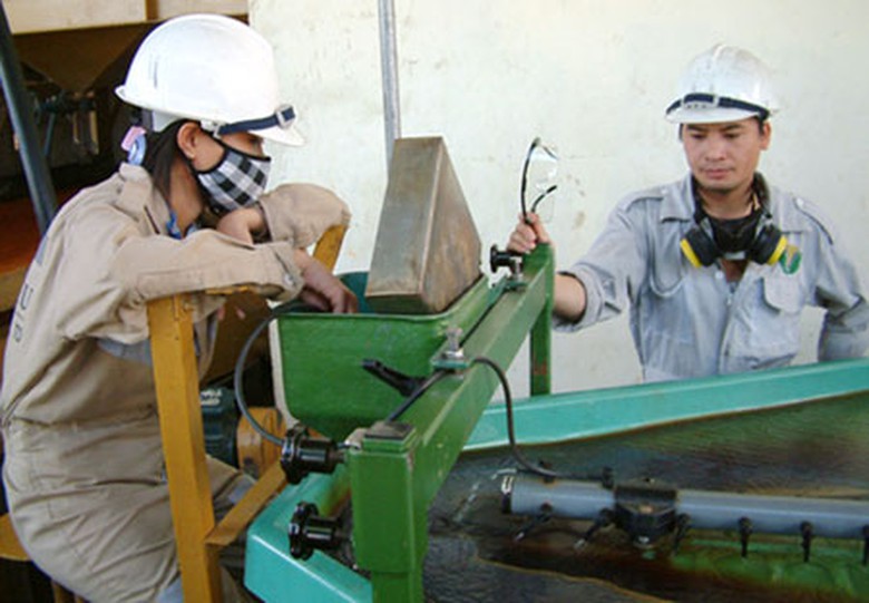 C&aacute;n bộ, c&ocirc;ng nh&acirc;n l&agrave;m việc trở lại ở mỏ v&agrave;ng Bồng Mi&ecirc;u