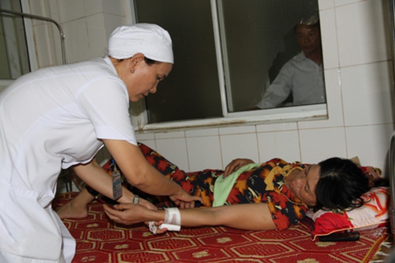 Chị B&igrave;nh bị chấn thương nhẹ ở tay, ch&acirc;n đang được c&aacute;c b&aacute;c sĩ BV Đa khoa Quảng Trị chăm s&oacute;c 