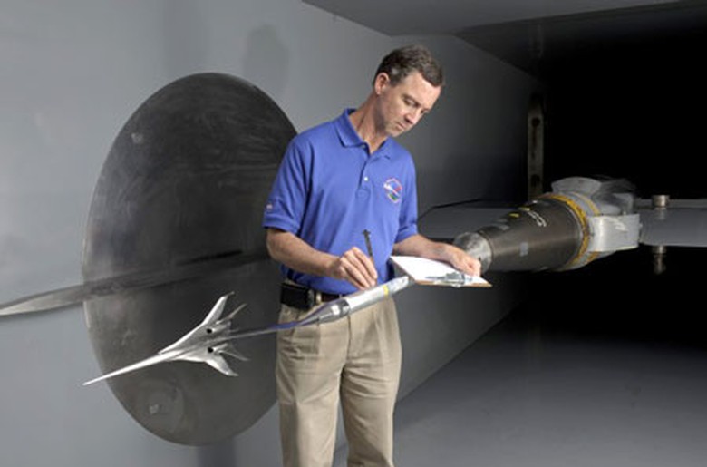 Thử nghiệm m&ocirc; h&igrave;nh m&aacute;y bay trong hầm gi&oacute;.​