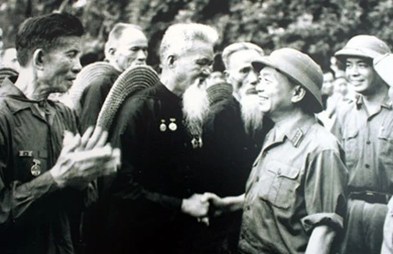 Đại tướng V&otilde; Nguy&ecirc;n Gi&aacute;p thăm đơn vị l&atilde;o d&acirc;n qu&acirc;n Hoằng H&oacute;a, Thanh H&oacute;a (đơn vị n&agrave;y đ&atilde; bắn rơi m&aacute;y bay Mỹ bằng s&uacute;ng trường) tại lễ duyệt binh nh&acirc;n ng&agrave;y Quốc kh&aacute;nh 2/9/1973.